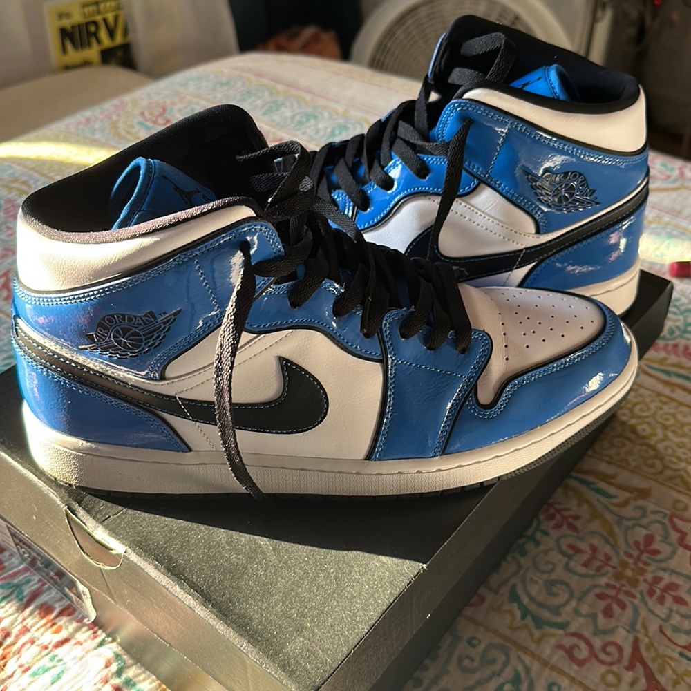 Air Jordan 1 Mid SE Signal Blue